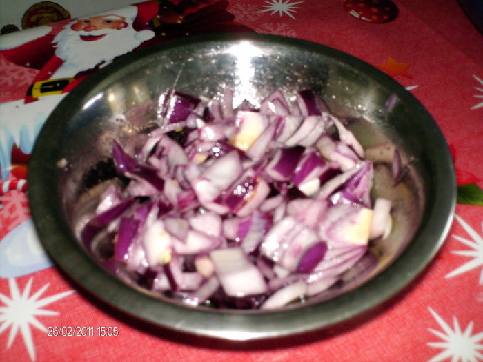 cu salata de ceapa rosie..
