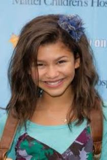 imagesCAUMIZS8 - Zendaya