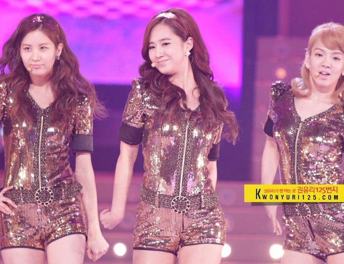 63394_474107058566_205806848566_5593538_817442_n - Yuri