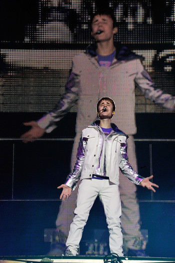 Justin+Bieber+Justin+Bieber+Performs+NIA+Au2Sxc1dsVOl - justin bieber