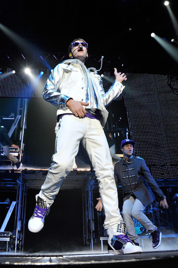 Justin+Bieber+Justin+Bieber+Performs+NIA+bv_iE5JWrFAl