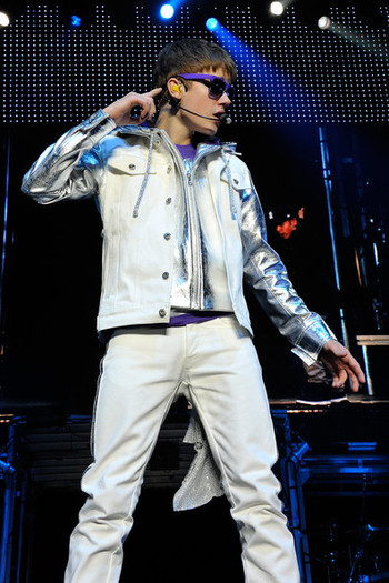 Justin+Bieber+Justin+Bieber+Performs+NIA+ZdLN2Ka9lFql - justin bieber