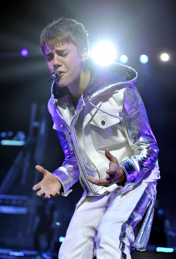 Justin+Bieber+Justin+Bieber+Performs+Z-p_vKNL4BTl