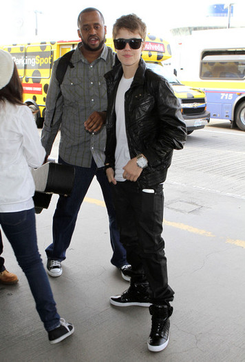 Justin+Bieber+Justin+Bieber+Catching+Flight+c6uGbHI8a_Ql