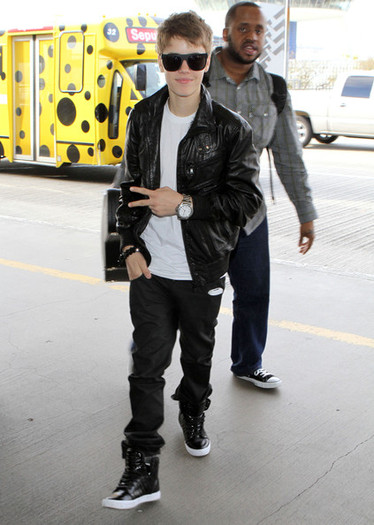 Justin+Bieber+Justin+Bieber+Catching+Flight+k2o2Q-4-D_fl