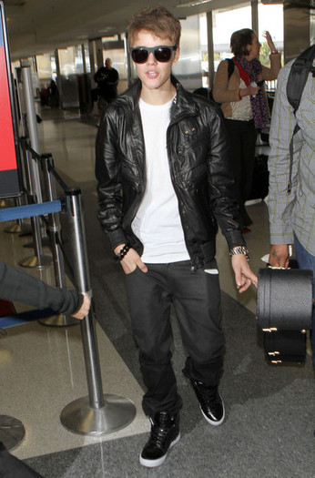 Justin+Bieber+Justin+Bieber+Catching+Flight+q9WNlOux307l