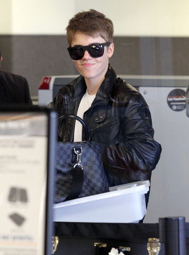 Justin+Bieber+Justin+Bieber+Catching+Flight+TMw7fJgg-E-l