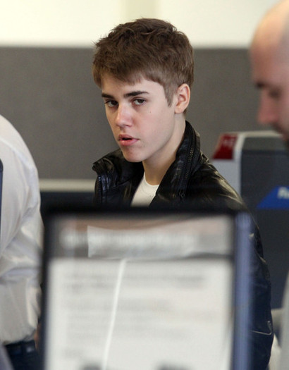 Justin+Bieber+Justin+Bieber+Catching+Flight+YtsrI3Ouy6nl