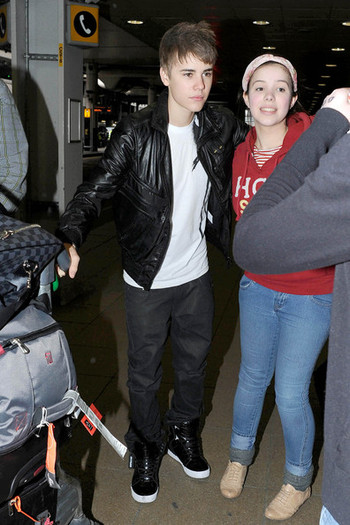 Justin+Bieber+Justin+Bieber+Heathrow+Airport+fWNfjqCiH1fl