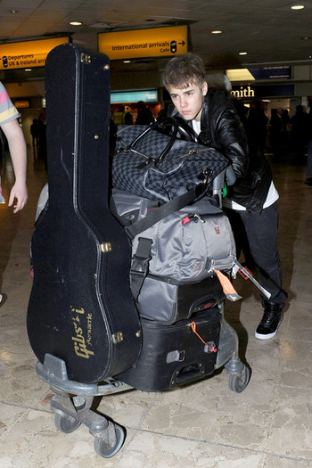 Justin+Bieber+Justin+Bieber+Heathrow+Airport+XkXCngVEEn3l