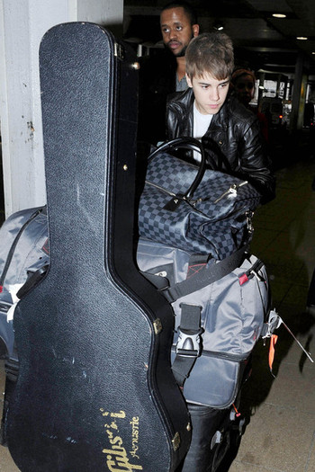 Justin+Bieber+Justin+Bieber+Heathrow+Airport+ZUFEgq2y09Wl