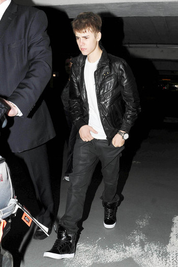 Justin+Bieber+Justin+Bieber+Heathrow+Airport+VEs__g_JL0dl