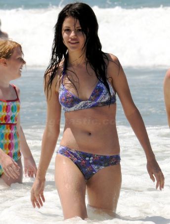 Selena Gomez Bikini Pics - selena pentru deea