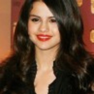 selena-gomez-red-lips-53-97x97 selena-gomez-red-lips-53-97x97