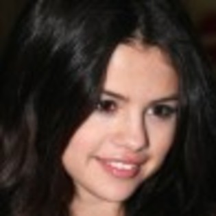 selena-gomez-paris-stroll-43-97x97 - 0000_Selena 41_0000