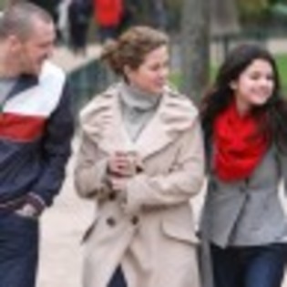 selena-gomez-paris-stroll-29-97x97 selena-gomez-paris-stroll-29-97x97