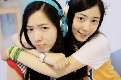 Ji-Yeon-Hwayoung-and-Twin-sister-Hyoyoung-t-ara-tiara-17444641-400-267