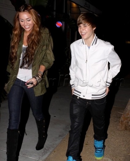 Justin Bieber si Miley Cyrus, impreuna la cina (foto si video .. - Justin Bieber
