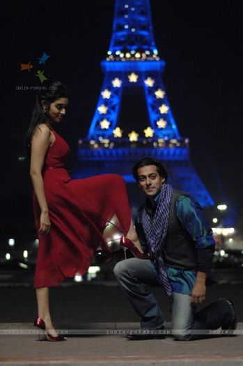 38593-a-still-image-of-salman-and-asin