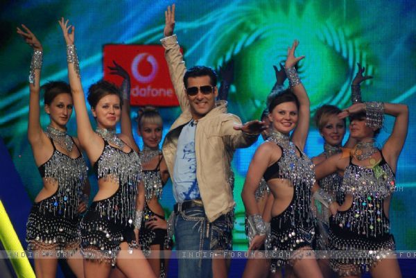 101304-salman-khan-in-mood-of-dancing-in-bigg-boss-4