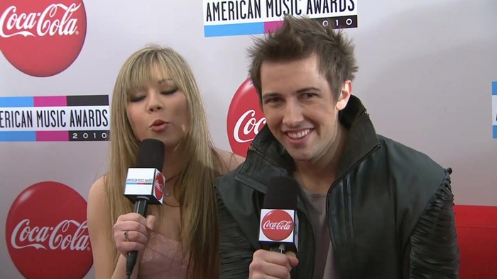 2010 Red Carpet Interview (American Music Awards) 020