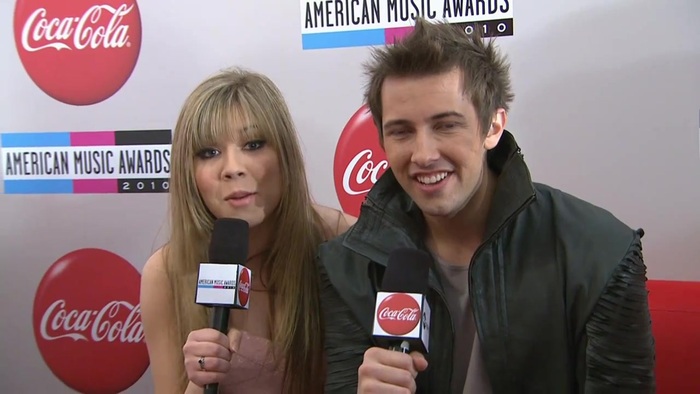 2010 Red Carpet Interview (American Music Awards) 027