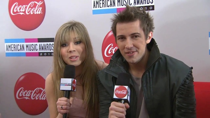 2010 Red Carpet Interview (American Music Awards) 028