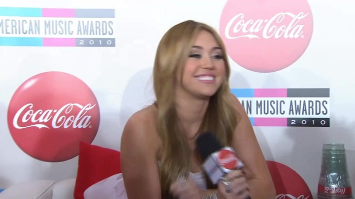 2010 Red Carpet Interview (American Music Awards) 049