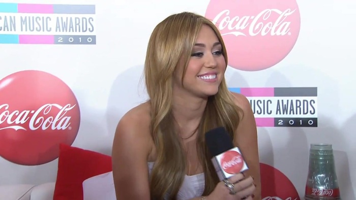 2010 Red Carpet Interview (American Music Awards) 052