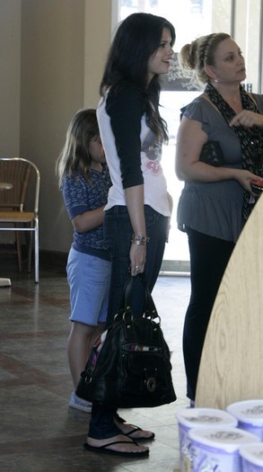 Selena+Gomez+Oversized+Bags+Oversized+Satchel+O_31invs1IBl