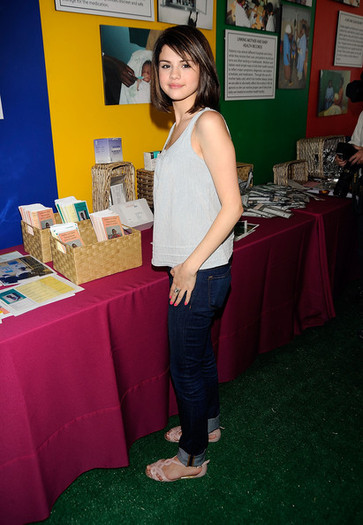Selena+Gomez+Sandals+Flat+Sandals+ObOalKWfCzYl