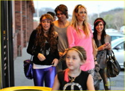 19486931_PBVHOSUQW - Miley