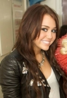 26718953_OUNOUBSXR - Miley