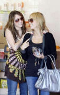 26989015_NULQPHNZO - Miley
