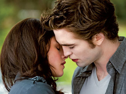 new-moon-a kiss - TWwilight New Moon