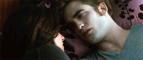 bed-up-close-edward-bella - TwWilight Eclipse