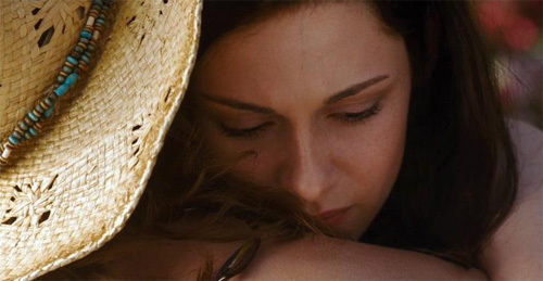 bella-hugging-mom - TwWilight Eclipse