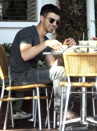 Joe+Jonas+Joe+Jonas+Lunch+Fred+Segal+West+0DLuPMNxK5Kl