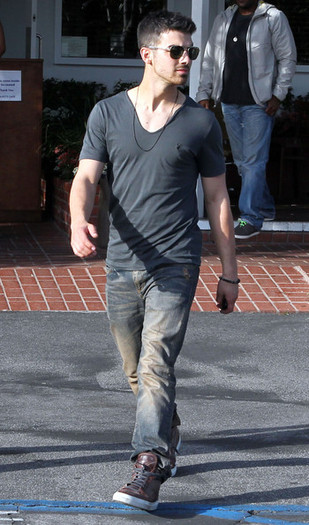 Joe+Jonas+Joe+Jonas+Lunch+Fred+Segal+West+8-hizYDkhNXl - Joe Jonas Having Lunch At Fred Segal In West Hollywood