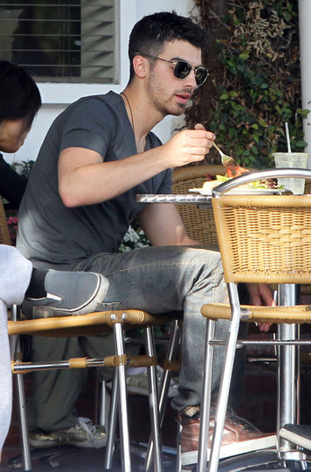 Joe+Jonas+Joe+Jonas+Lunch+Fred+Segal+West+bWtutN0I0Dxl - Joe Jonas Having Lunch At Fred Segal In West Hollywood