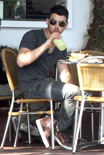 Joe+Jonas+Joe+Jonas+Lunch+Fred+Segal+West+Hv9u6GExay5l - Joe Jonas Having Lunch At Fred Segal In West Hollywood