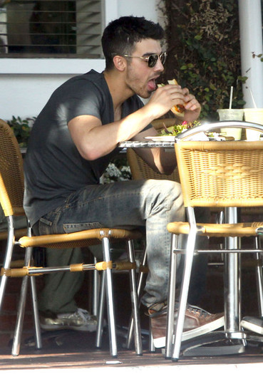 Joe+Jonas+Joe+Jonas+Lunch+Fred+Segal+West+o4dDE2Q-rrGl - Joe Jonas Having Lunch At Fred Segal In West Hollywood