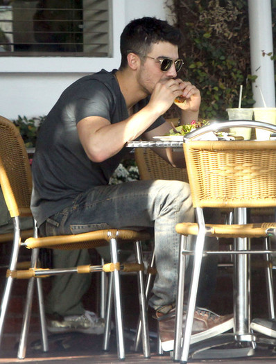 Joe+Jonas+Joe+Jonas+Lunch+Fred+Segal+West+Xsge24Bdahjl - Joe Jonas Having Lunch At Fred Segal In West Hollywood