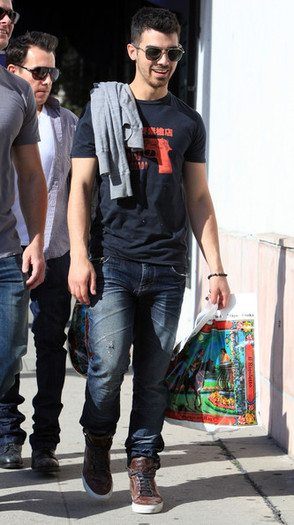 Joe+Jonas+Joe+Jonas+Out+Shopping+American+_ca7Rk7e1Zhl - Joe Jonas Out Shopping At American Rag