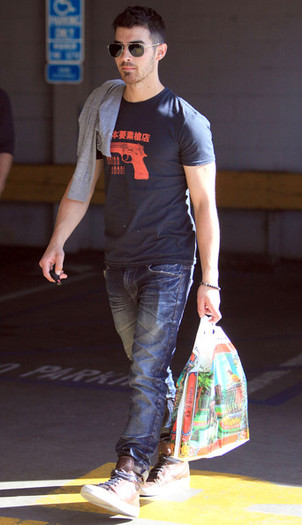 Joe+Jonas+Joe+Jonas+Out+Shopping+American+axxa1JbeJX0l - Joe Jonas Out Shopping At American Rag