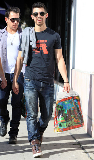 Joe+Jonas+Joe+Jonas+Out+Shopping+American+edQkObASrQjl - Joe Jonas Out Shopping At American Rag