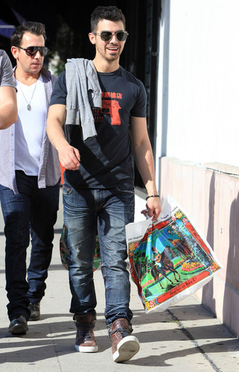 Joe+Jonas+Joe+Jonas+Out+Shopping+American+H2h8c4y2tBhl