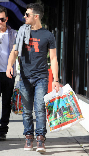 Joe+Jonas+Joe+Jonas+Out+Shopping+American+jLXfofd7Anel - Joe Jonas Out Shopping At American Rag