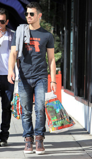 Joe+Jonas+Joe+Jonas+Out+Shopping+American+SKL8XSsLiKEl - Joe Jonas Out Shopping At American Rag