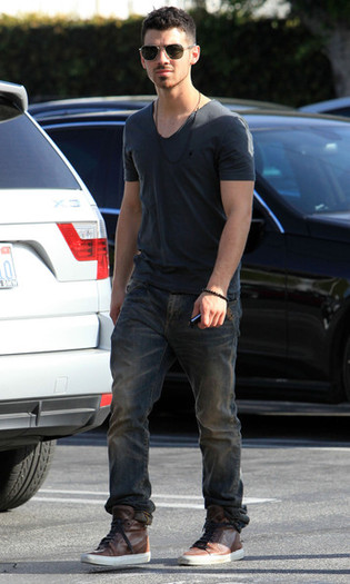 Joe+Jonas+Joe+Jonas+Lunch+Fred+Segal+West+yxw4Sb2sVWql
